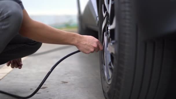 車のタイヤに空気を充填する男 タイヤの膨張 — ストック動画