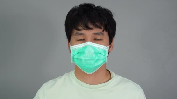 Uomo Rimuove Una Maschera Medica Maschera Chirurgica Sorridente — Video Stock