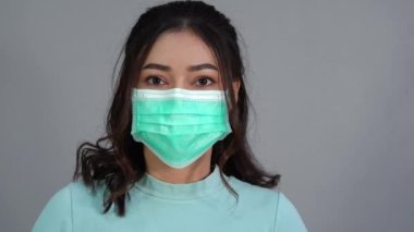 Ameliyat maskesi takan genç kadın, virüs koruması.