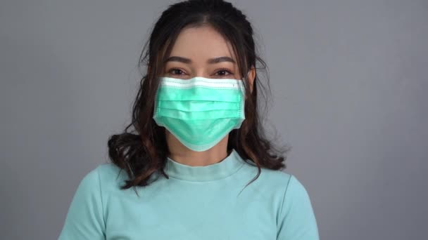 Γυναίκα Μια Ιατρική Μάσκα Χειρουργική Μάσκα Ζελέ Αλκοόλ Coronavirus Προστασία — Αρχείο Βίντεο
