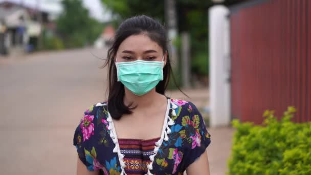 Νεαρή Γυναίκα Ιατρική Μάσκα Χειρουργική Μάσκα Περπατώντας Έξω Από Ένα — Αρχείο Βίντεο