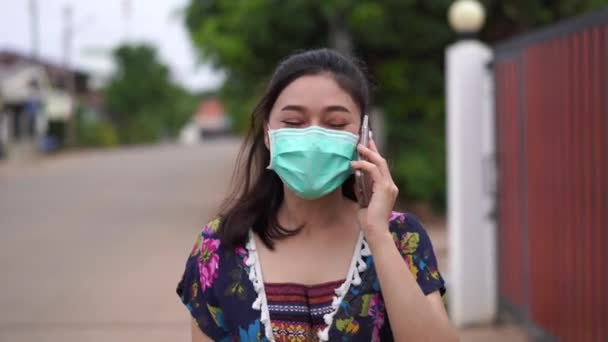 Jovem Mulher Máscara Médica Máscara Cirúrgica Andando Falando Telefone Celular — Vídeo de Stock