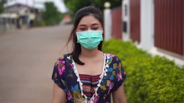 Slow Motion Young Woman Medical Mask Surgical Mask Walking Home — Stock Video