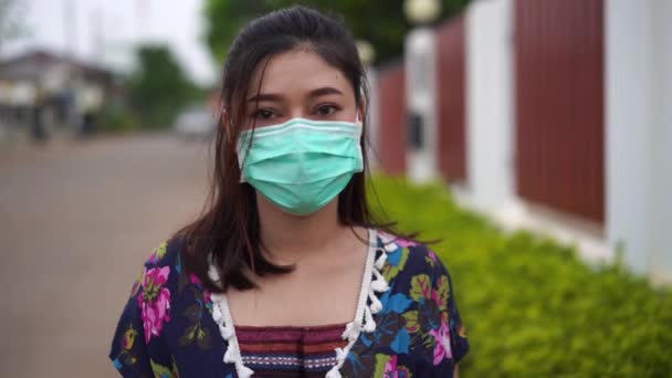 医療用マスク 外科用マスク の若い女性のスローモーション コロナウイルス保護 — ストック動画