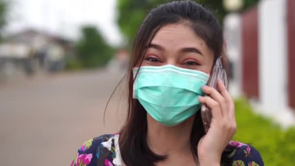 Young Woman Medical Mask Surgical Mask Talking Mobile Phone Coronavirus — Stock Video