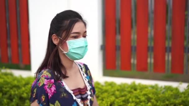 家の外を歩く医療用マスク 外科用マスク の若い女性のスローモーション コロナウイルス保護 — ストック動画