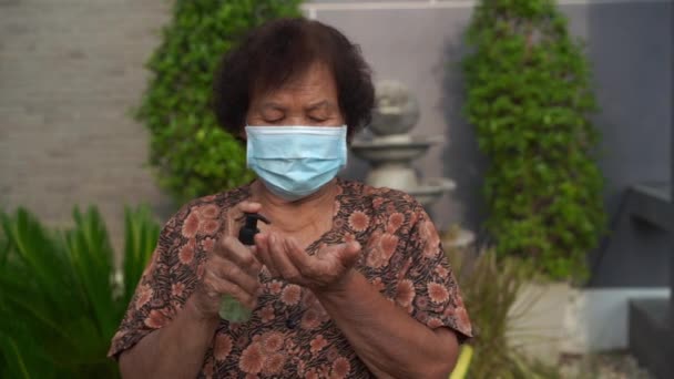 의료용 마스크 수술용 마스크 착용하고 알코올 사용하는 여성의 움직임 코로나 — 비디오