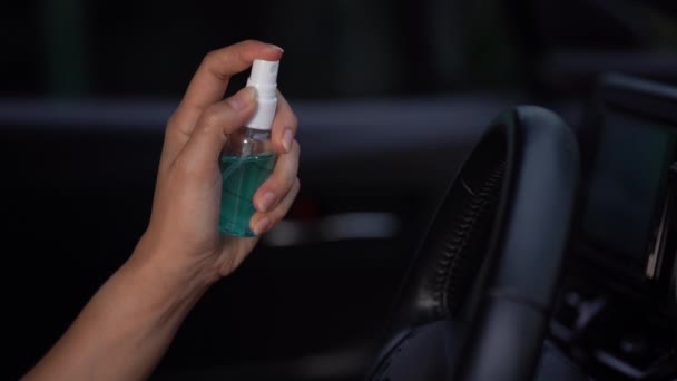 手の遅い動きは ウイルスや胚の感染から保護するために車のステアリングホイールを掃除するアルコールを噴霧Covid 19コロナウイルス — ストック動画