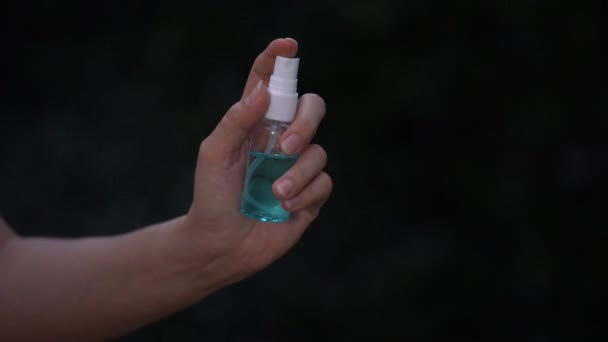 Zeitlupe Der Hand Mit Alkoholspray — Stockvideo