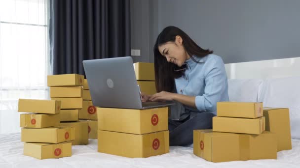 Jovem Mulher Falando Smartphone Usando Computador Portátil Para Vender Produtos — Vídeo de Stock