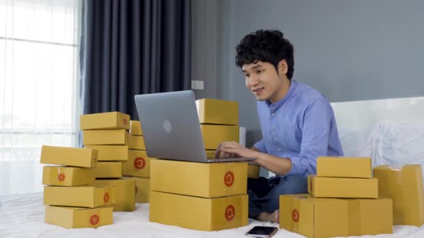 Succesvolle Man Werken Met Behulp Van Laptop Computer Product Online — Stockvideo