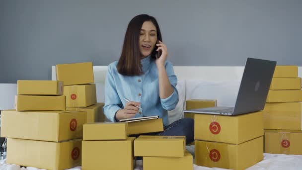 Jovem Mulher Falando Smartphone Usando Computador Portátil Para Vender Produtos — Vídeo de Stock