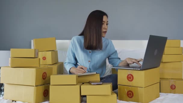 Jovem Mulher Trabalhando Usando Computador Portátil Para Vender Produtos Line — Vídeo de Stock