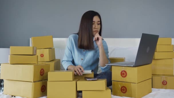 自宅のベッドでオンラインで製品を販売するためにラップトップコンピュータと作業の問題を使用してストレスの女性 — ストック動画