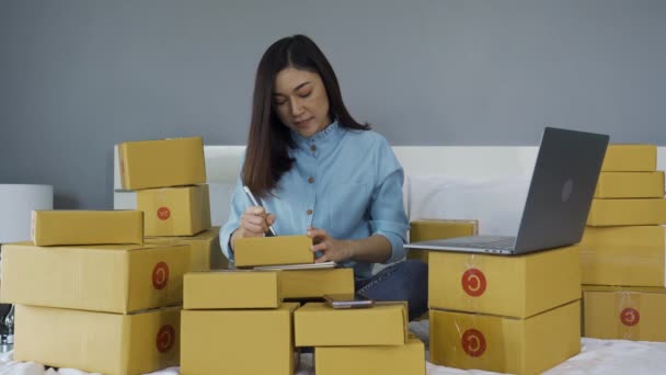 Jovem Mulher Trabalhando Usando Computador Portátil Para Vender Produtos Line — Vídeo de Stock