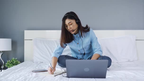 Zakenvrouw Werken Met Headset Video Conferentie Bellen Laptop Computer Een — Stockvideo