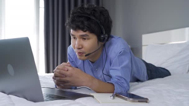 Geschäftsmann Trägt Kopfhörer Videokonferenz Telefonat Auf Laptop Computer Auf Einem — Stockvideo