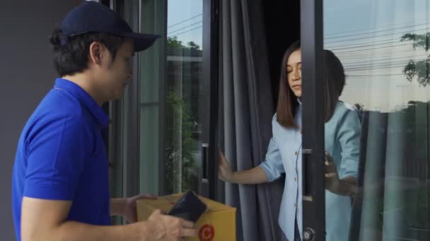 Entrega Homem Entregando Uma Caixa Pacote Para Mulher Cliente Casa — Vídeo de Stock