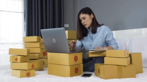 压力大的妇女使用笔记本电脑和工作问题在家里床上销售产品 — 图库视频影像