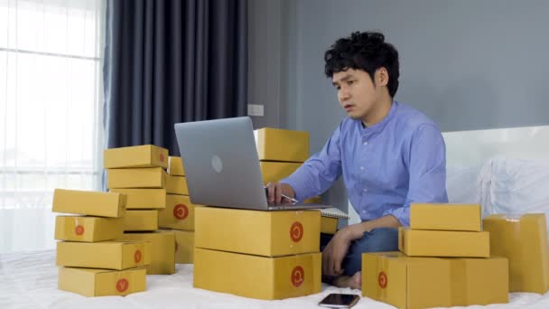 Homem Estressado Usando Computador Portátil Problema Trabalho Para Vender Produtos — Vídeo de Stock