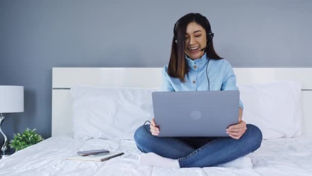 Zakenvrouw Dragen Headset Video Conferentie Bellen Laptop Computer Een Bed — Stockvideo