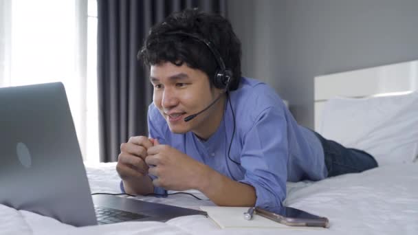 Exitoso Hombre Negocios Usar Auriculares Videollamadas Ordenador Portátil Una Cama — Vídeo de stock