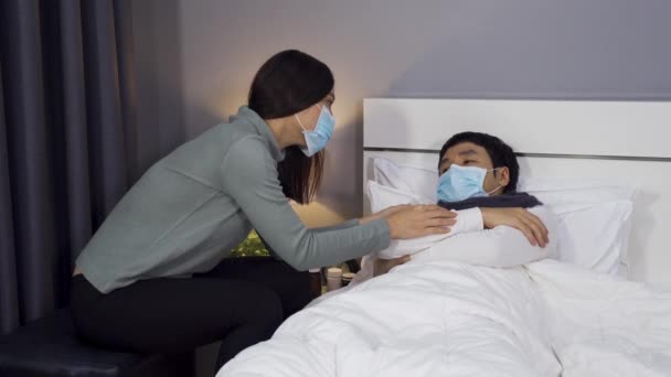Manželka Pečovat Svého Nemocného Manžela Lůžku Doma Lidé Musí Mít — Stock video