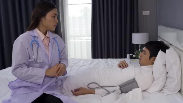 Doktor Termometreyle Ateşini Ölçerken Hasta Bir Adam Yatakta Yatıyor — Stok video