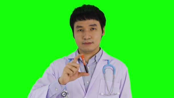 Man Läkare Som Håller Blodrör Med Grön Skärm Bakgrund — Stockvideo