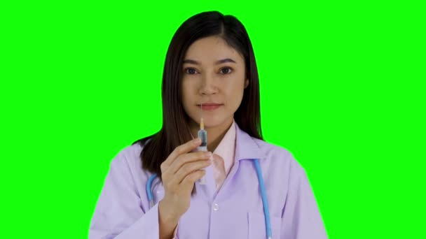 Женщина Врач Коронавирусом Вакцины Шприце Зеленом Фоне Экрана — стоковое видео