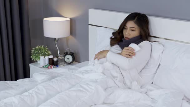 病気の女性はベッドで寒さとくしゃみをして — ストック動画