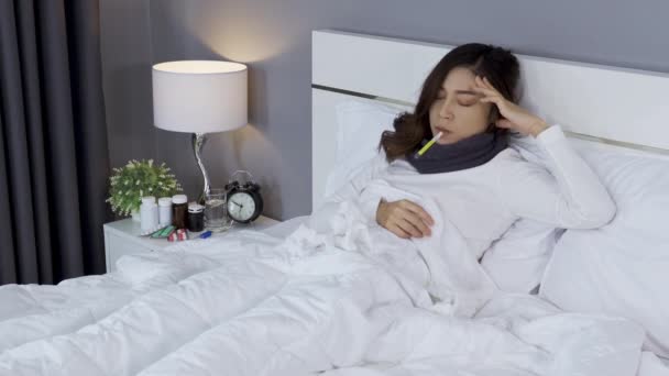 Больная Женщина Использует Термометр Проверить Свою Температуру Головную Боль Постели — стоковое видео