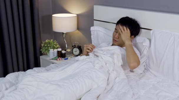 Homem Doente Dor Cabeça Usando Termômetro Para Verificar Sua Temperatura — Vídeo de Stock