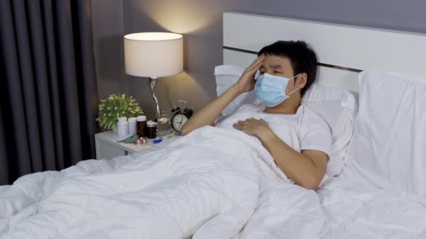 Zieke Man Met Medisch Masker Hoofdpijn Lijdt Aan Virusziekte Koorts — Stockvideo