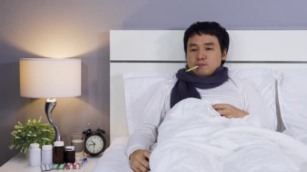 Homem Doente Dor Cabeça Usando Termômetro Para Verificar Sua Temperatura — Vídeo de Stock