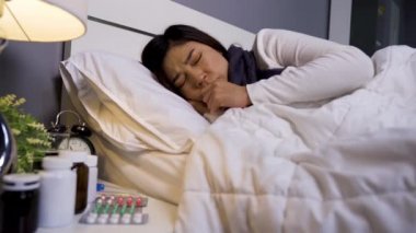 Hasta kadın üşüyor ve yatakta öksürüyor.