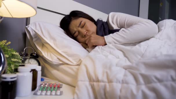 Wanita Sakit Merasa Dingin Dan Batuk Tempat Tidur — Stok Video