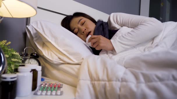 Άρρωστη Γυναίκα Κρυώνει Και Φτερνίζεται Στο Κρεβάτι — Αρχείο Βίντεο