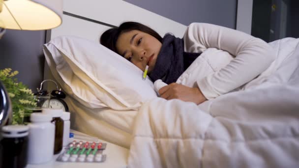 Zieke Vrouw Met Behulp Van Thermometer Haar Temperatuur Bed Controleren — Stockvideo