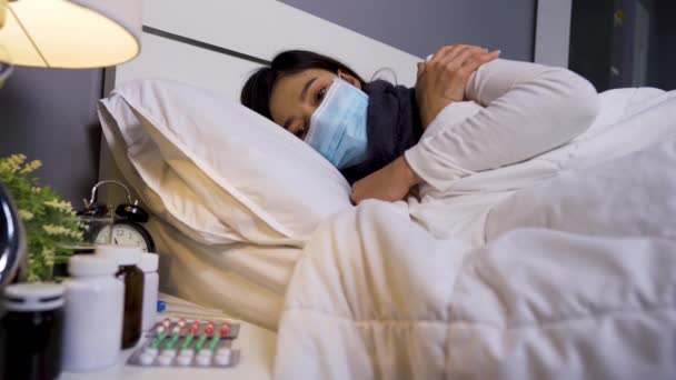Mulher Doente Máscara Médica Sentindo Frio Sofrendo Doença Viral Febre — Vídeo de Stock