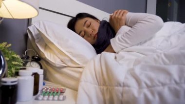 Hasta kadın uyuyor ve yatakta üşüyor.