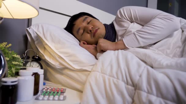Chory Człowiek Śpiący Łóżku — Wideo stockowe