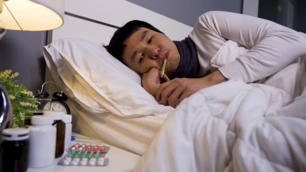 Chory Człowiek Uczucie Zimna Pomocą Termometru Sprawdzania Temperatury Łóżku — Wideo stockowe