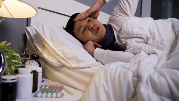 Kranker Mann Hat Kopfschmerzen Bett — Stockvideo