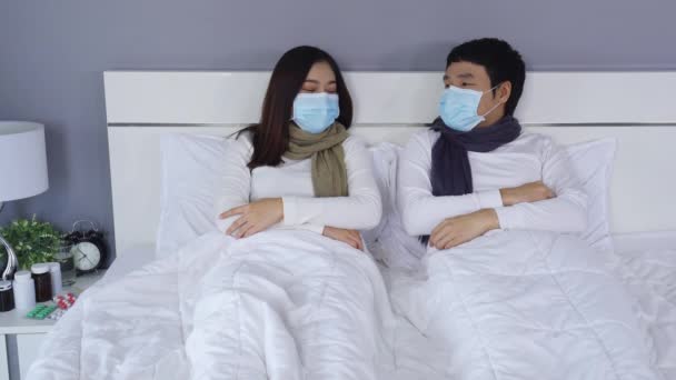 Gehuwd Koppel Met Medische Maskers Gesprek Een Bed Bescherming Tegen — Stockvideo