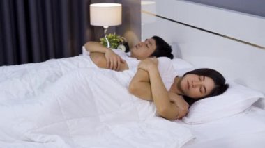 Hasta kadın kocası evde yatarken üşüyor.