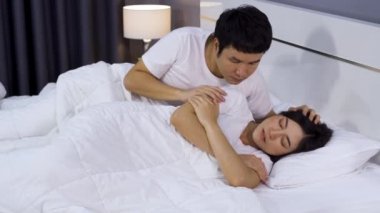 Adam hasta karısına evde bir yatakta bakıyor.