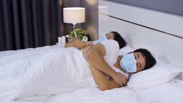 침대에 치료용 마스크를 코로나 바이러스 Covid — 비디오