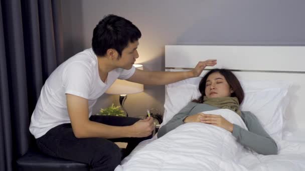 Sjuk Kvinna Som Lider Sängen Hemma Hennes Man Kontrollerar Temperaturen — Stockvideo