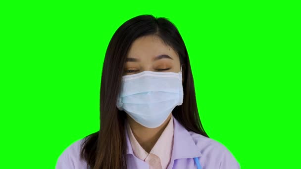 Жінка Лікар Медичною Маскою Фоні Зеленого Екрану — стокове відео